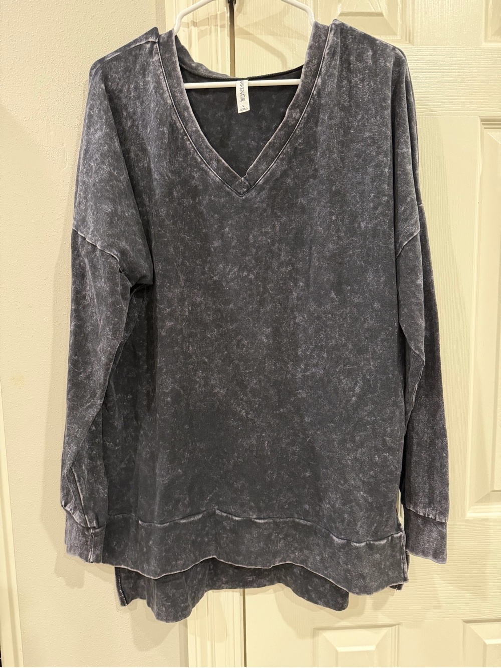 Zenana NWOT washed black V-Neck Long Sleeve Top - Women - -oversized